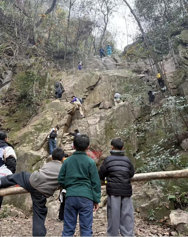 網上投注：爬野山出事的孩子最小才4嵗，“都是家長的問題”
